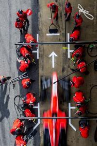 ferrari-pit-crew